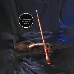Puede incluir: Una varita de madera con un acabado rojo y negro, que brilla en azul en su punta. La varita está sostenida por una mano de madera, y el texto "Illuminating Wooden Wand" es visible en un círculo.