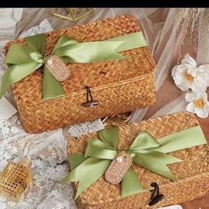 Luxe. BOHO. Boîte carrée en rotin avec couvercle pour cadeau, mariage, enterrement de vie de jeune fille, etc.