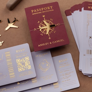 Hochzeit in Burgund & Goldfolie: Einladung im Passport-Style, Bordkarte inklusive