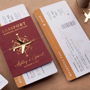 Hochzeitseinladung in Burgund & Gold Foil Passport für Hochzeit am Urlaubsort