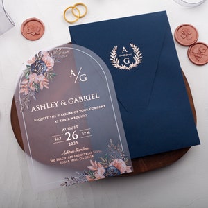 Acryl bloemen bruiloft uitnodiging, Rose goud folie print, marineblauwe envelop, elegante gebogen ontvangstkaart met rozenboeket