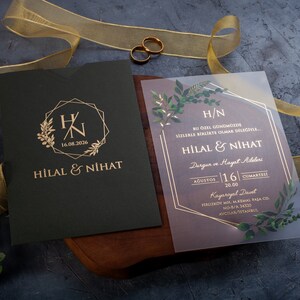 Acryl bruiloft uitnodiging met groene bladeren & goudfolie print, donkergroene mouw envelop met goudfolie monogram
