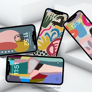 Puede incluir: Cuatro pantallas de tel&eacute;fono diferentes con dise&ntilde;os de arte abstracto en tonos de rosa, amarillo, azul, verde y marr&oacute;n. Las pantallas muestran la hora y la fecha.