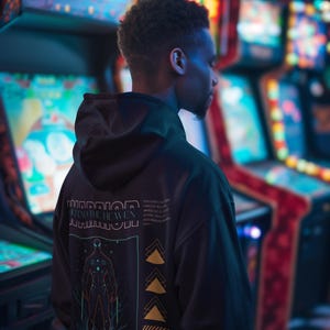Könnte beinhalten: Ein schwarzer Hoodie mit einem Grafikdruck eines Krieger-Motivs und dem Text "Warrior Defend the Heaven".