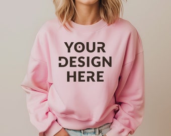 Modèle 18000 rose clair Gildan, maquette de sweat-shirt rose clair, maquette de sweat-shirt surdimensionné rose clair, modèle 18000 Gildan, modèle maquette rose clair de pull ras du cou Gildan