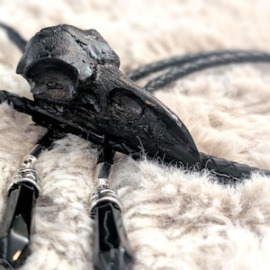 Handgefertigte schwarze CROW SKULL Bolokrawatte - Gothic Western Krawatte ONYX Edelstein Spitzen