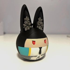 Puede incluir: Una tabla de cortar de madera hecha a mano con un acabado natural. La tabla tiene forma rectangular con esquinas redondeadas y una ranura para jugos. Dimensiones: aproximadamente 45,7 cm de largo, 30,5 cm de ancho y 2,5 cm de grosor.