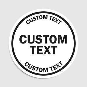 Può includere: Un adesivo rotondo bianco con un bordo nero e il testo "CUSTOM TEXT" ripetuto tre volte.