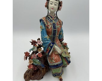 VTG 10” Chinese Wucai Porcelain Shi Wan Sitting Lady Floral Oriental Figurine Vintage Decor Fine Art Porcelain