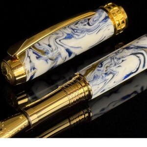 Caneta-tinteiro da Dinastia Ming | Resina azul, branca e dourada | Acabamento dourado | Feito à mão por Highlander