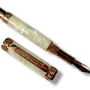 Penna stilografica Edinburgh – Resina opale perlata con oro rosso / Realizzata a mano in Colorado