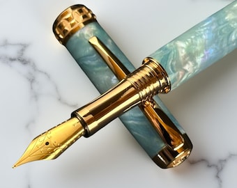 Elegante pluma estilográfica de oro rojo «Sapphire Opal»: el regalo de lujo perfecto