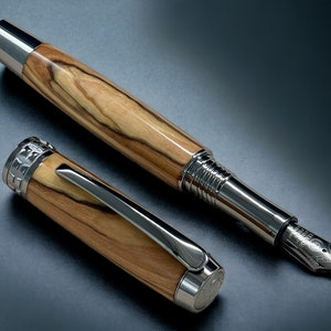 Exotische Bethlehem Olivewood Black Titanium Vulpen - Hand Turned Excellence