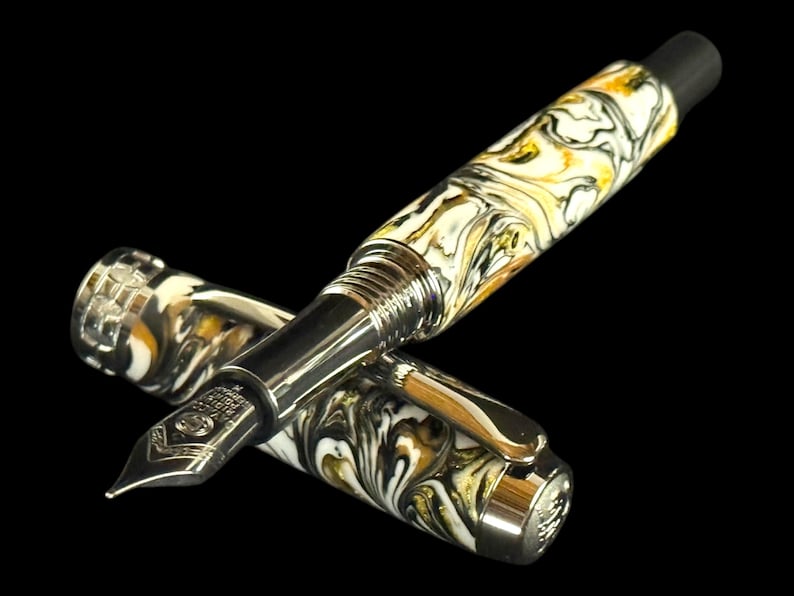 Pluma estilográfica Imperial Gold / Titanio negro / Hecha a mano por Highlander imagen 8