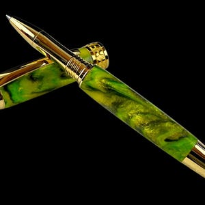 Stylo à bille roulante exotique « Anaconda » en or - Unique. Frappant. Audacieux.