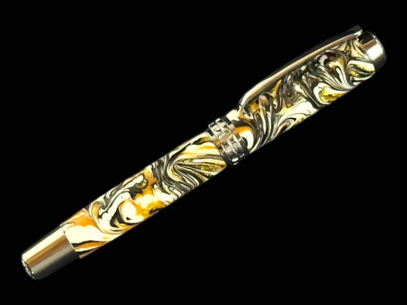 Pluma estilográfica Imperial Gold / Titanio negro / Hecha a mano por Highlander imagen 4