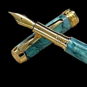 Sea Opus | Caneta-tinteiro Teal Abalone Pearl | Acabamento em ouro Highlander | Presente de luxo feito à mão | Único | Presente para colecionador de canetas-tinteiro