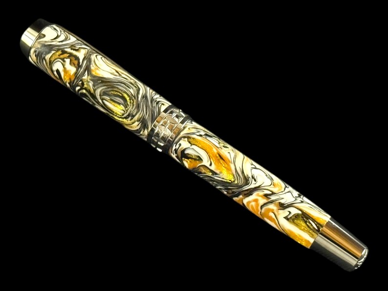 Pluma estilográfica Imperial Gold / Titanio negro / Hecha a mano por Highlander imagen 5