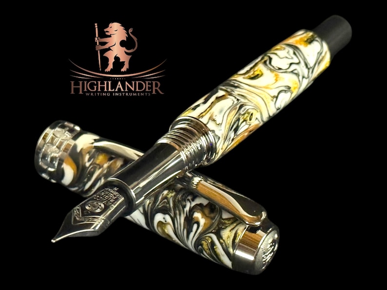Puede incluir: Una pluma estilogr&aacute;fica de lujo con un patr&oacute;n veteado en negro, blanco y amarillo. La pluma tiene un plum&iacute;n y detalles plateados, y la marca "Highlander Writing Instruments" es visible.