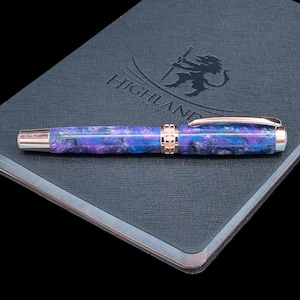 Caneta Rollerball Highlander “Starlight Vail” Red Gold - “Um vale tranquilo sob um céu estrelado — agora em suas mãos.”