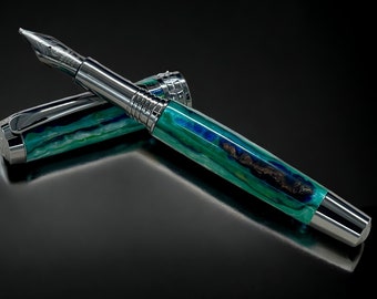 Raya verde, pluma estilográfica hecha a mano de titanio negro única en su tipo. Artesano raro y completamente personalizado, hecho a mano en Colorado, EE. UU.