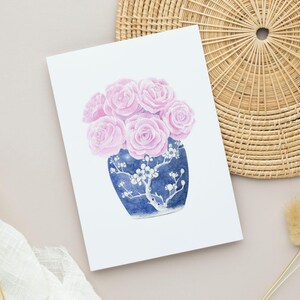 Tarjeta imprimible para cualquier ocasión, papelería descargable en blanco con plantilla de sobre, jarrón chinoiserie y tarjeta con rosas rosas.