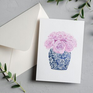 Tarjeta imprimible para cualquier ocasión, papelería descargable en blanco con plantilla de sobre, jarrón chinoiserie y tarjeta con rosas rosas.
