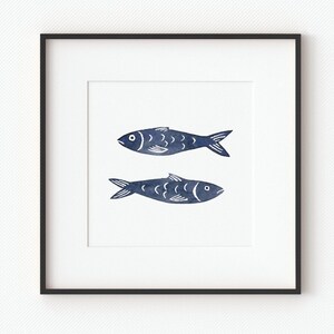 Stampa artistica estetica del pescatore, stampa murale boho con sardine, dipinto di pesce azzurro costiero, arredamento minimalista scandinavo, stampa di casa sulla spiaggia