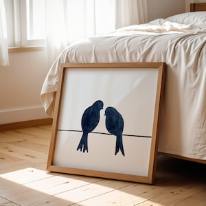 Minimalistische dunkelblaue Liebesvögel Digitaldruck, Wandkunst, druckbare quadratische Aquarellmalerei