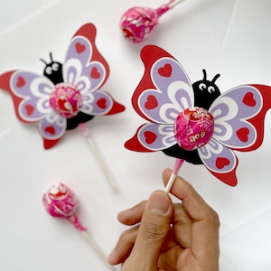 Modelo editável para etiqueta de porta-pirulito de festa, presente de troca de pirulitos para sala de aula infantil em formato de borboleta, download instantâneo para impressão