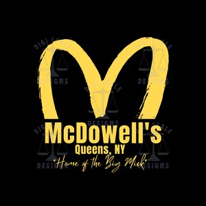 Könnte beinhalten: Ein gelbes, stilisiertes M-förmiges Logo mit dem Text "McDowell's" darunter. Der Text "Queens, NY" befindet sich unter dem Logo, und der Text "Home of the Big Mick" befindet sich darunter.