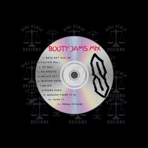 Puede incluir: Un CD plateado con un diseño holográfico rosa y morado. El CD tiene un gráfico en blanco y negro de la letra "S" en el lado derecho. El CD está etiquetado como "Booty Jams Mix" y enumera 11 canciones.