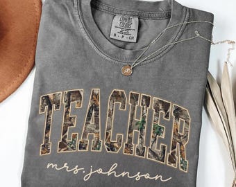 Comfort Colors® Personalisiertes Lehrer Namen Jagd Shirt, Camo Lehrer T-Shirt, Benutzerdefinierte Lehrer Geschenk, Schulanfang, Lehrer Team Shirts