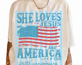 Gestreift liebt sie Jesus und Amerika auch Komfortfarben T-Shirt, 4. Juli Unisex-T-Shirt, Amerika-Unabhängigkeits-T-Shirt, sie liebt Jesus-T-Stück