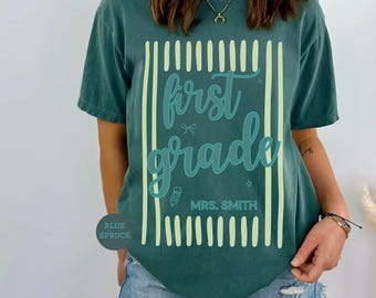 Kundenspezifisches zurück zu Schullehrer-Hemd-Komfortfarben, personalisierte Lehrer-Team-T-Shirts, trendiges Streifen-Grafik-T-Stück, erste zweite dritte Klasse