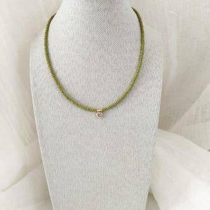 Kette, Glasperlenkette olivgrün mit Edelstahl Anhänger,zarte Kette, kurze Kette, Geschenk für sie