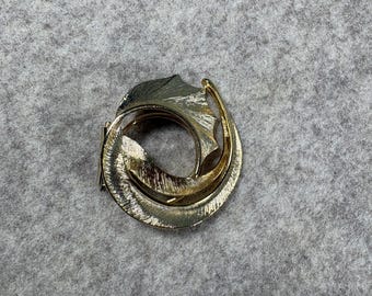 Vintage 1960s Brushed Gold Scarf Clip, Mid Century Textured Crescent Shawl Ring, Retro Ribbon Swirl Costume Jewelry, Mod Pashmina Holder