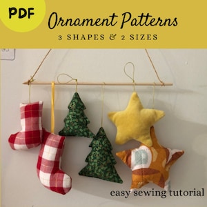 Pode incluir: Enfeites de Natal feitos à mão, incluindo meias xadrez vermelhas e brancas, formatos de árvores verdes e estrelas amarelas e estampadas. A imagem inclui o texto "Ornament Patterns" e "easy sewing tutorial".