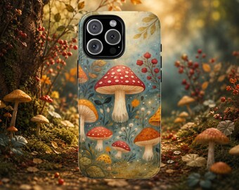 Könnte beinhalten: Eine Smartphone-Hülle mit einer Waldillustration, die verschiedene rote und orangefarbene Pilze, zartes Blattwerk und kleine Beeren vor einem weichen blau-goldenen Hintergrund zeigt, mit einem Ausschnitt für die Dreifachkamera.