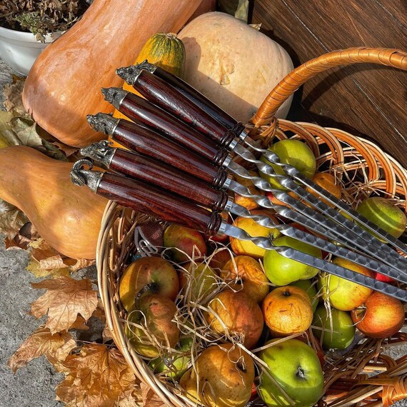 Set Di Spiedini Per Barbecue Battuti A Mano Con Decorazione In Bronzo &ndash; 20 Pezzi In Acciaio Inox, Manico In Legno, Regalo Ideale Per Grigliate