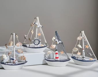 Barca a vela decorativa in legno con rete e conchiglie – mini barca nautica per la decorazione in riva al mare e l'atmosfera da spiaggia o come regalo di pesca