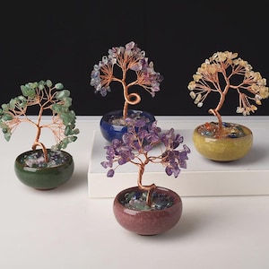 Peut inclure: Une tasse en céramique blanche avec une anse noire et le texte "But First, Coffee" en noir, en gras. La tasse est posée sur une surface blanche.