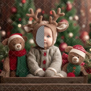 Puede incluir: Un bebé con un disfraz de reno, con un suéter de punto marrón y manoplas a juego. Dos osos de peluche con gorros y bufandas de Papá Noel a cada lado. La escena está ambientada frente a un árbol de Navidad.