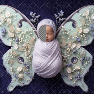 Pode incluir: Um recém-nascido envolto em um tecido lavanda, usando um gorro combinando com um design de lua e estrela. O bebê está posicionado dentro de uma grande borboleta decorativa com asas verde-menta adornadas com flores e enfeites, em um fundo azul escuro.