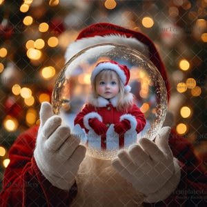 Könnte beinhalten: Eine Schneekugel, die von einer Person in einem Weihnachtsmannkostüm gehalten wird. Im Inneren der Kugel befindet sich ein junges Kind in einem roten Weihnachtsmann-Anzug und -Hut. Der Hintergrund ist mit Weihnachtsbeleuchtung verschwommen.