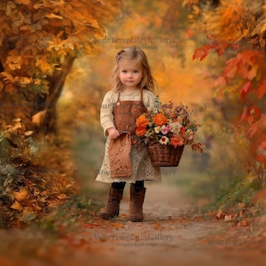 Op de afbeelding: Een jong kind in een bruine schortjurk en laarzen draagt een rieten mand vol kleurrijke bloemen. De scène speelt zich af op een pad omgeven door herfstbladeren in tinten oranje en rood.