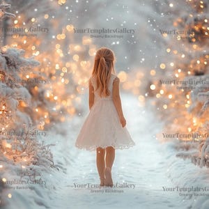 Può includere: Una persona con un vestito bianco si allontana su un sentiero innevato. Il sentiero è fiancheggiato da alberi innevati e illuminato da luci dorate soffuse, creando una scena invernale e sognante. Lo sfondo è un bokeh morbido e sfocato.