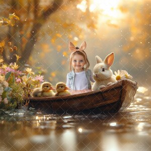 Pode incluir: Uma menina pequena com uma faixa de cabeça marrom com um laço senta-se em um barco de madeira com dois patinhos e um coelho branco. O barco flutua em um corpo de água tranquilo com um fundo desfocado de árvores e flores.