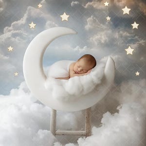 Può includere: Un neonato dorme serenamente in un accessorio a forma di mezzaluna bianca, circondato da nuvole bianche soffici e stelle dorate su uno sfondo di cielo nuvoloso.