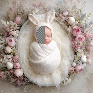 Op de afbeelding: Set van drie keramische mokken met een gespikkelde, matte afwerking. De mokken zijn in crème, lichtgrijs en donkergrijs. Elke mok heeft een eenvoudig, minimalistisch ontwerp.